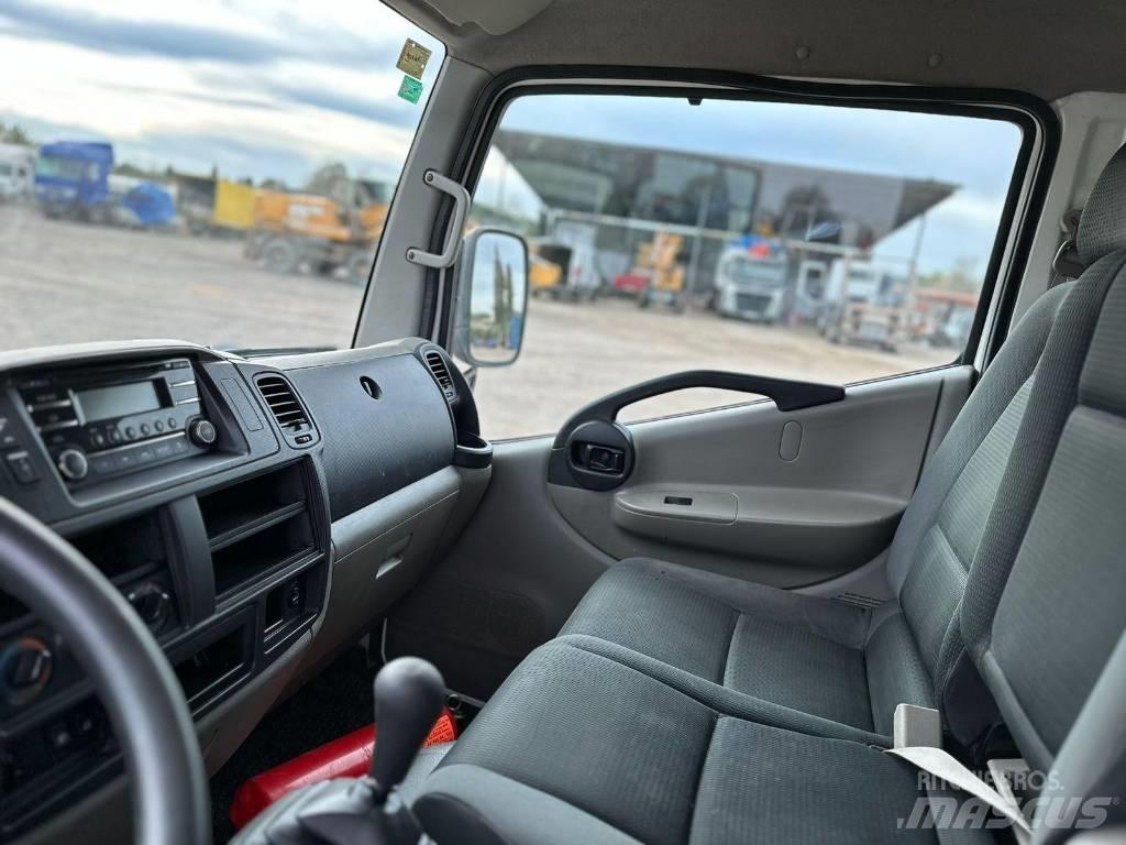 Nissan NT 400 Vlakke laadvloer met kraan