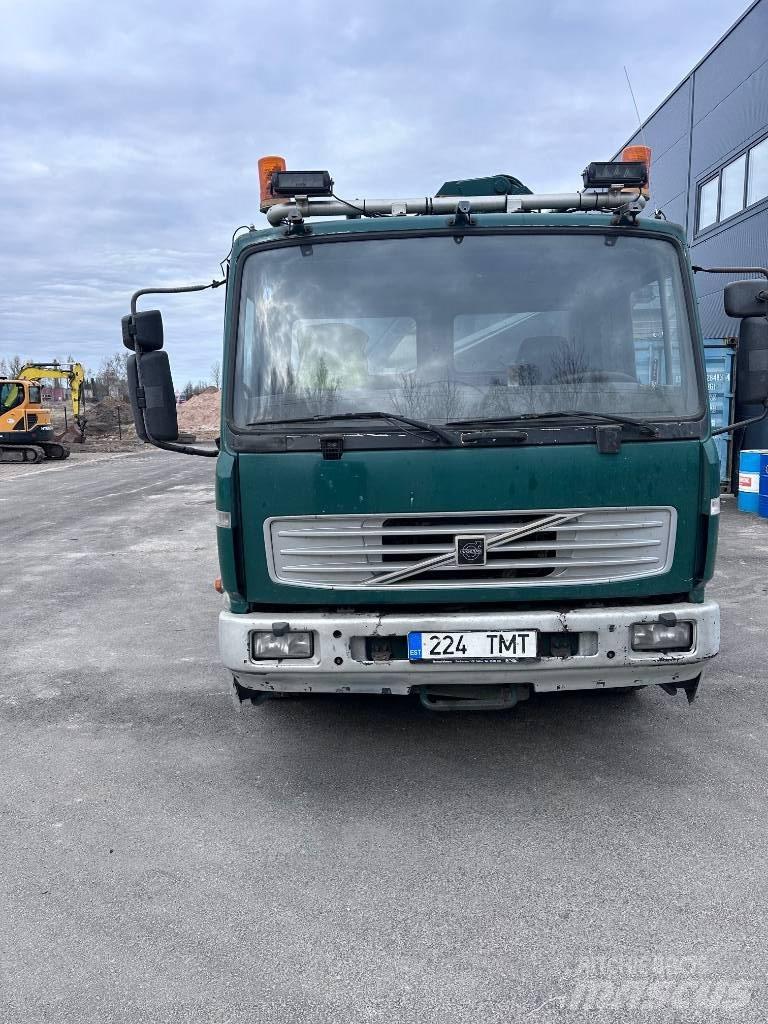 Volvo FL 6 Vrachtwagen met vlakke laadvloer en lier