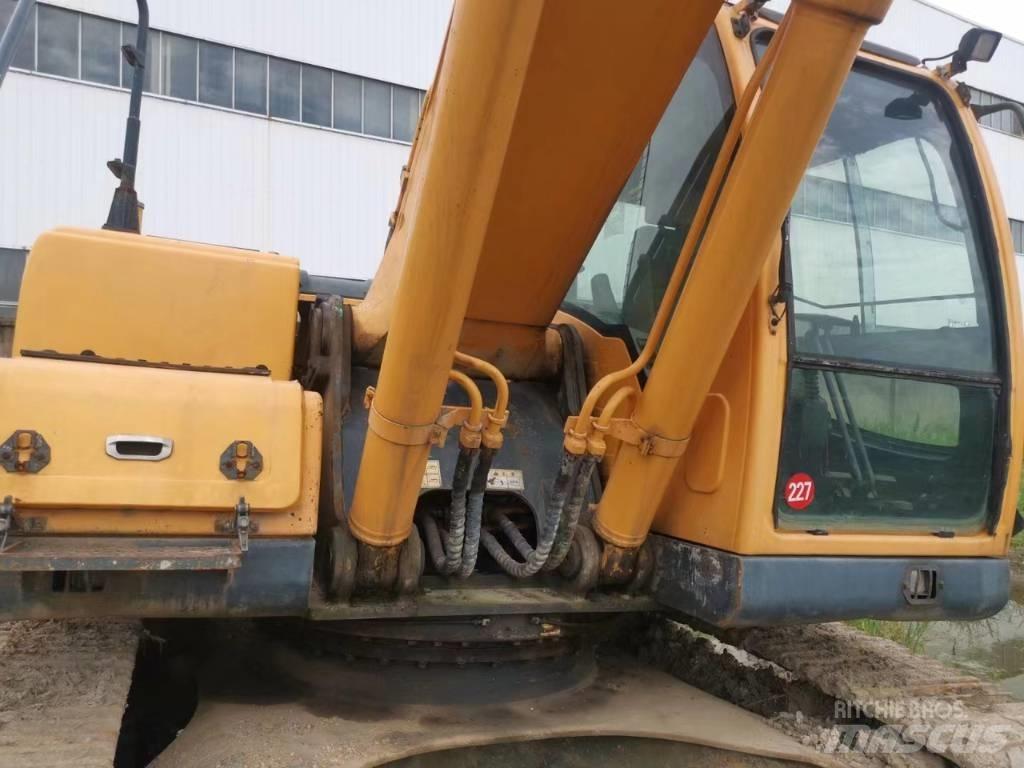 Hyundai 350L VS Rupsgraafmachines