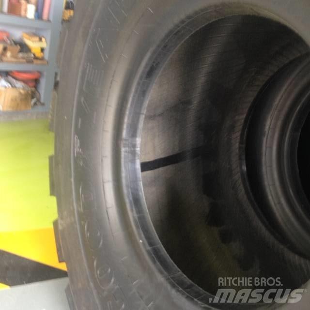 Goodyear 3565R33 L5 Banden, wielen en velgen
