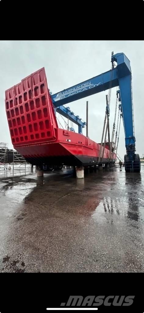  Cargo Ship Ganador Werkboten en pontons