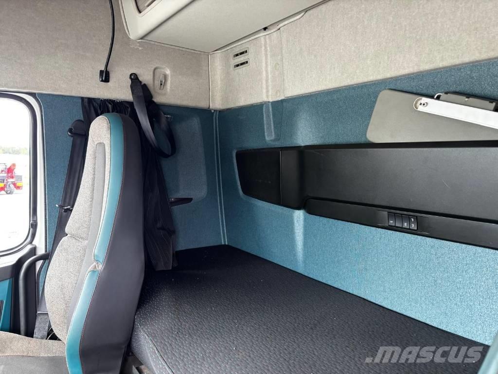Volvo FM 330 Bakwagens met gesloten opbouw