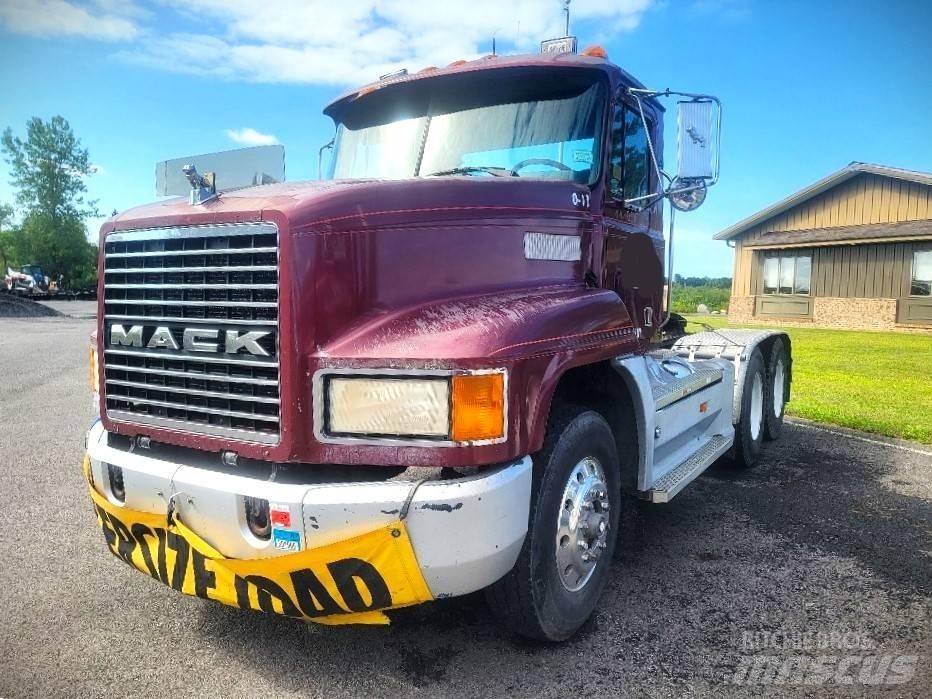 Mack CH 613 Trekkers