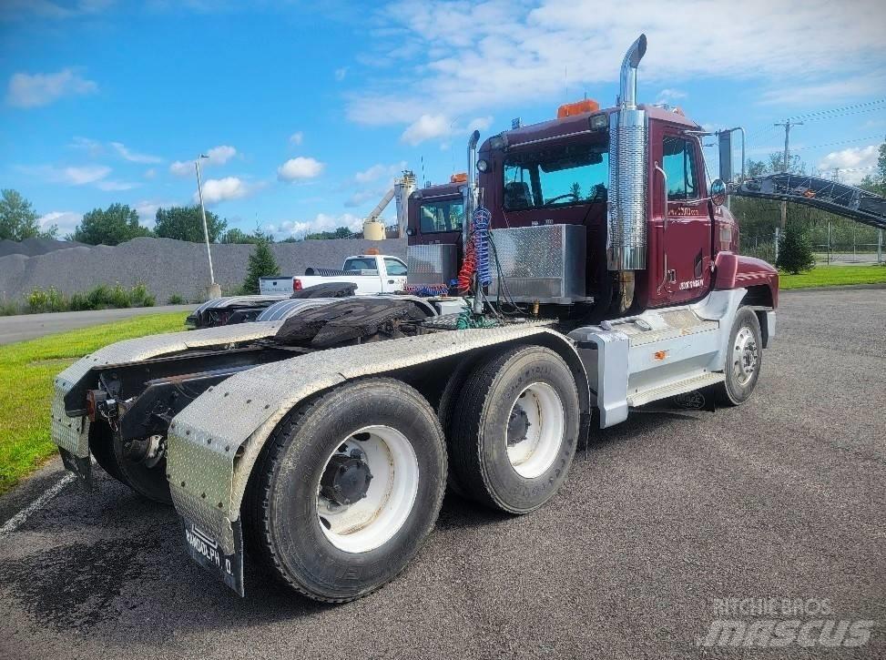 Mack CH 613 Trekkers