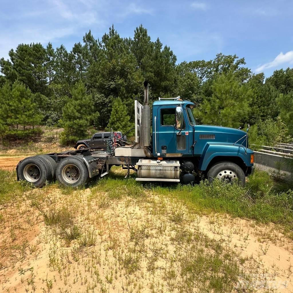 Mack CH 613 Trekkers