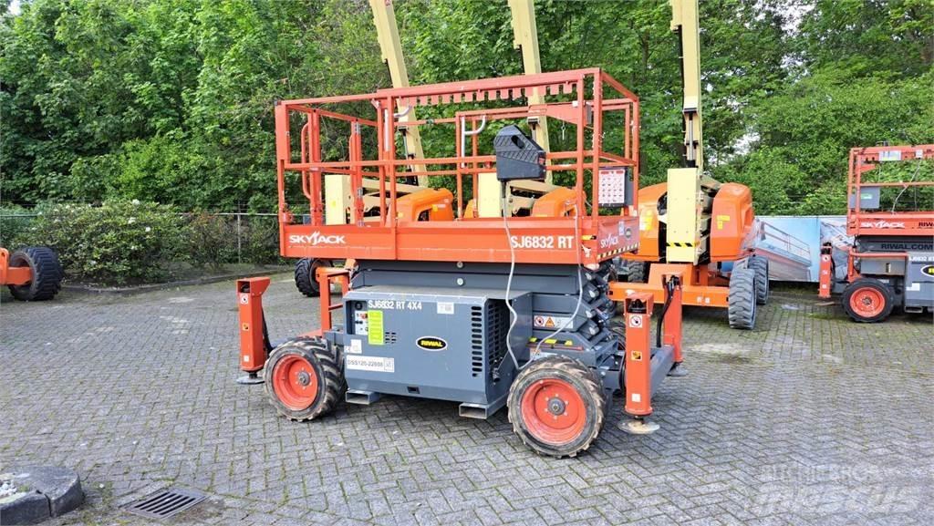 SkyJack 6832RT Schaarhoogwerkers