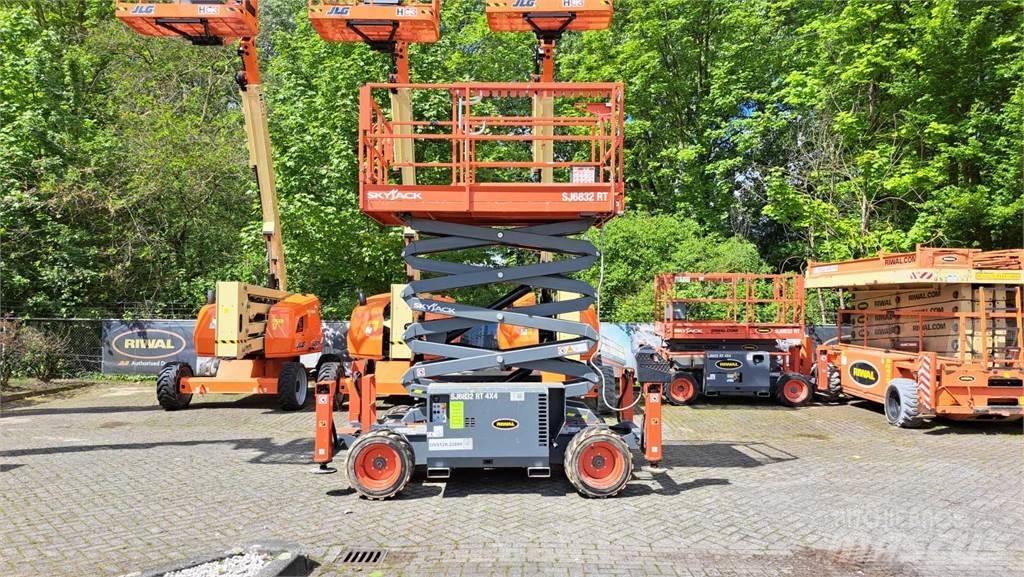 SkyJack 6832RT Schaarhoogwerkers
