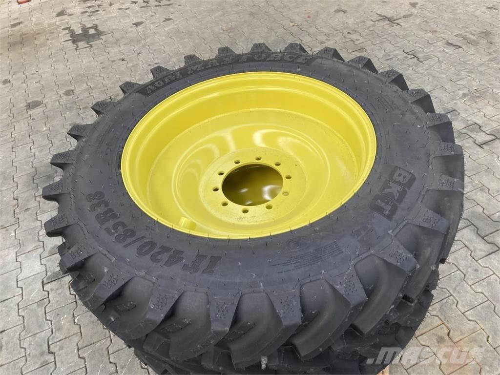 BKT 420/85R38 Banden, wielen en velgen