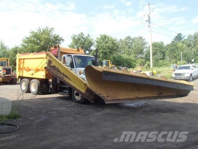 International 7400 Sneeuwschuivers en -ploegen