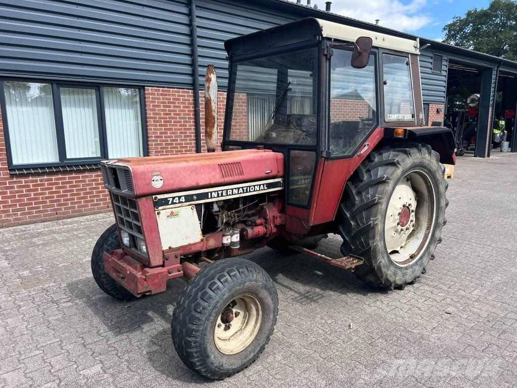 International 744 Tractoren