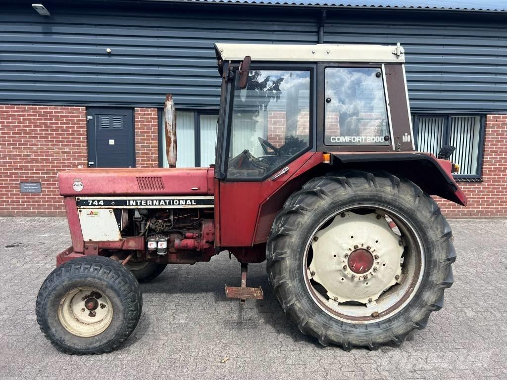 International 744 Tractoren