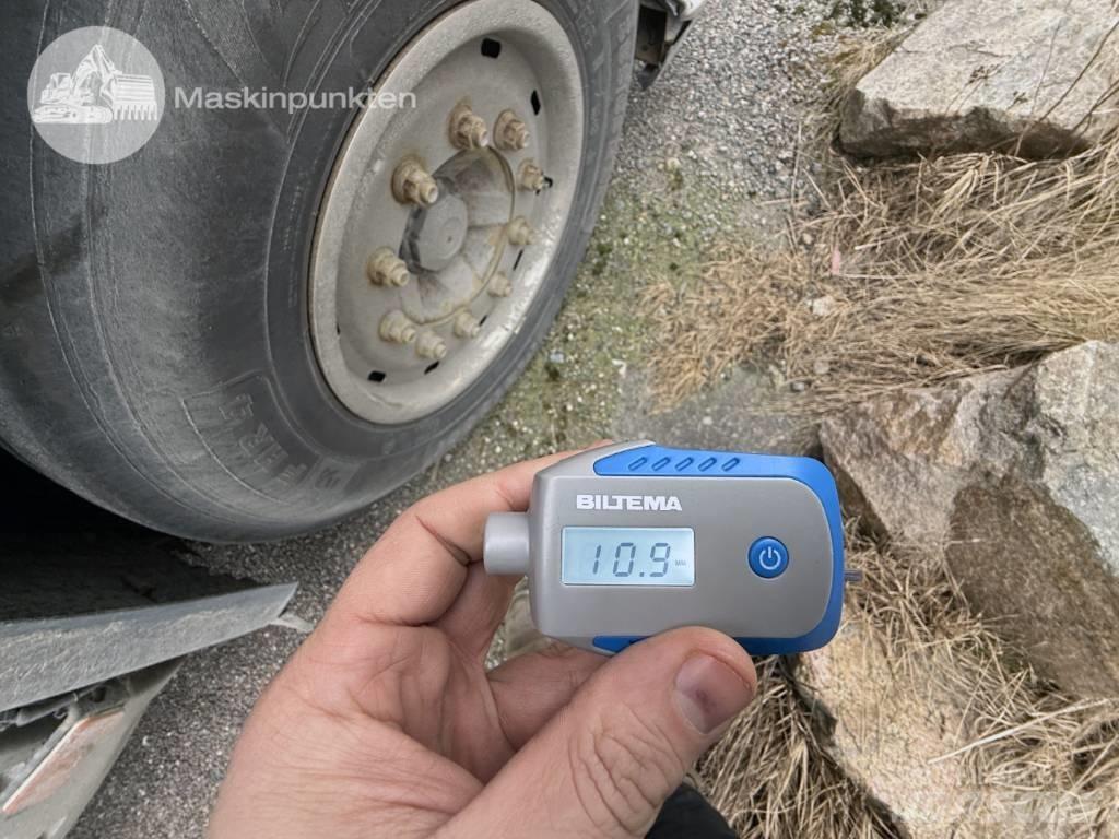Volvo FM 370 Vlakke laadvloer met kraan
