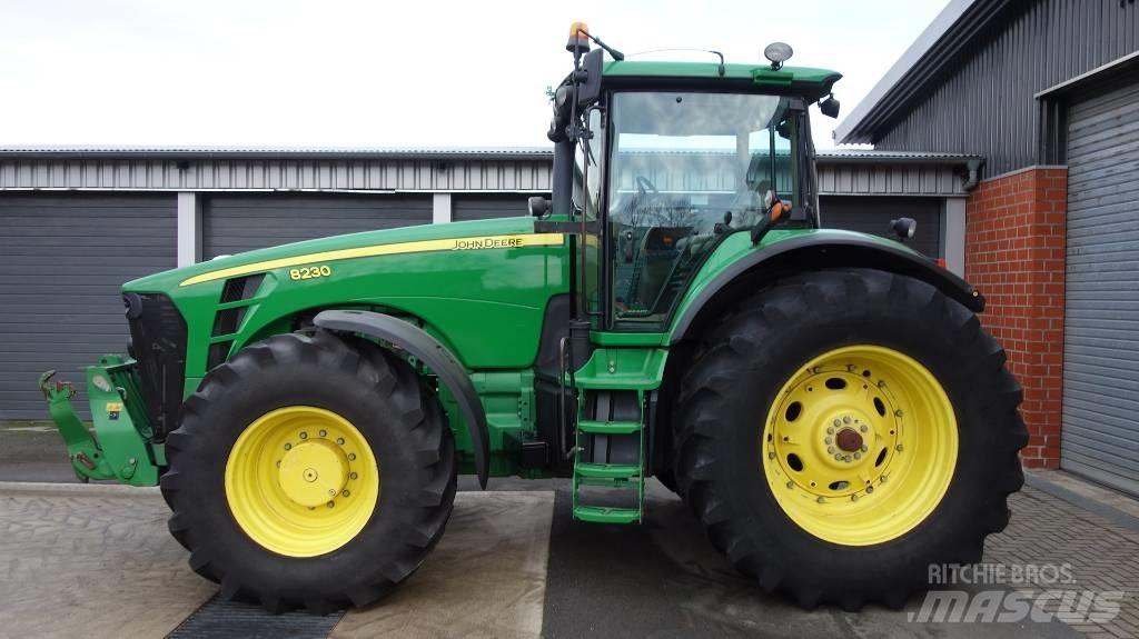 John Deere 8230 ILS Tractoren