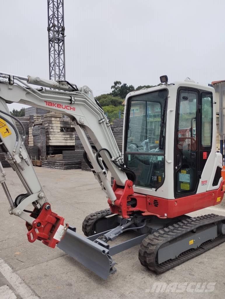 Takeuchi TB 225 Minigraafmachines < 7t
