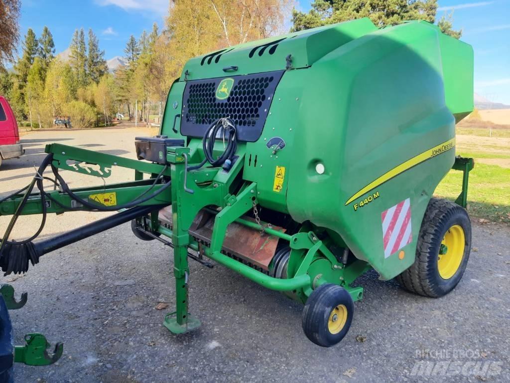 John Deere F 440 M Ronde-balenpersen