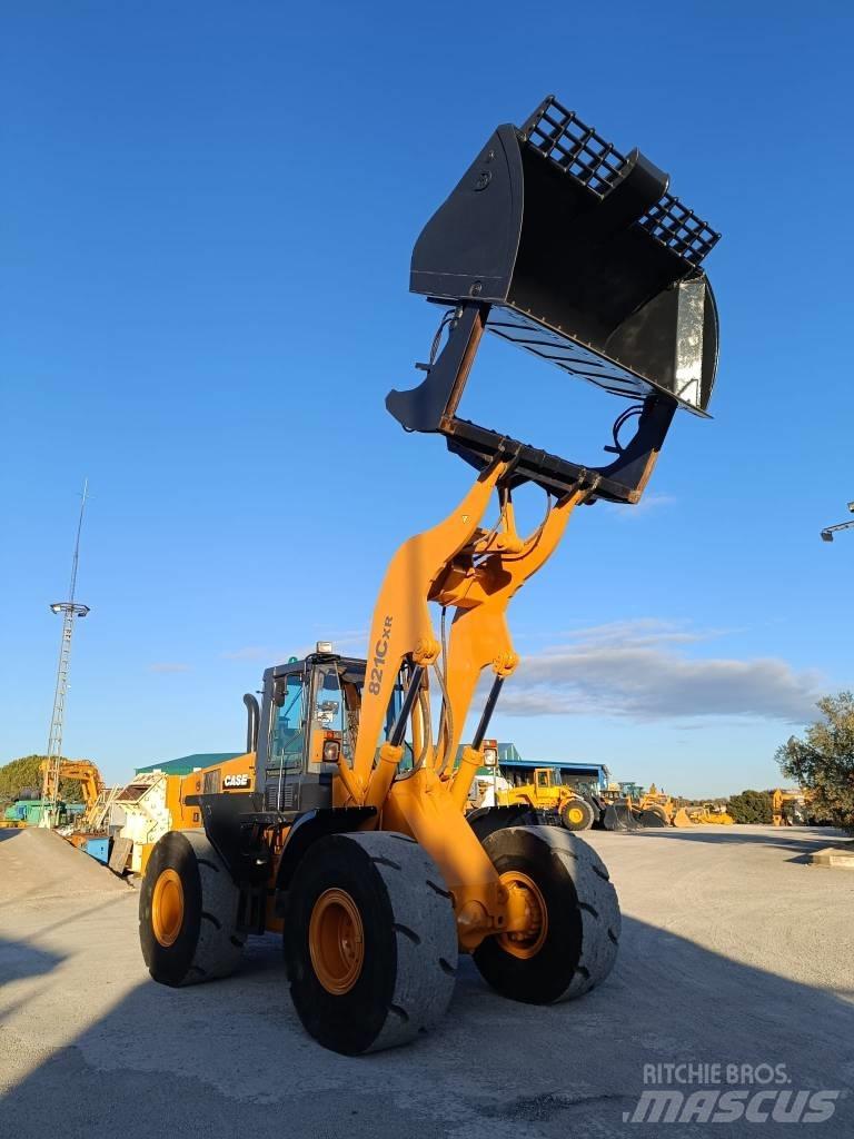 CASE 821C XR Wielladers