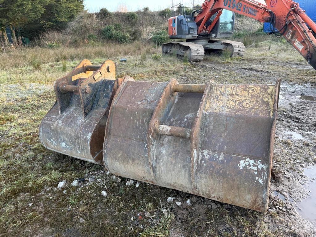Hitachi ZX225USRLC-3 Rupsgraafmachines