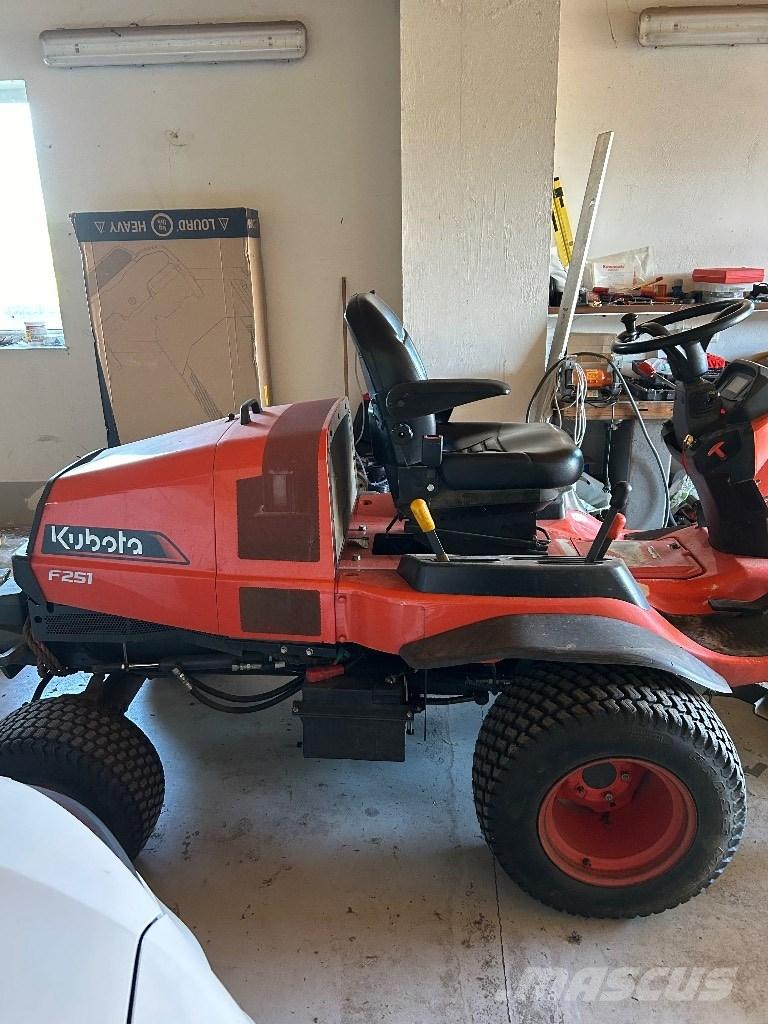 Kubota F 251 Gemonteerde en gesleepte maaiers