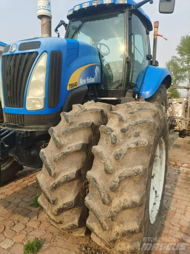 New Holland T8040 Tractoren