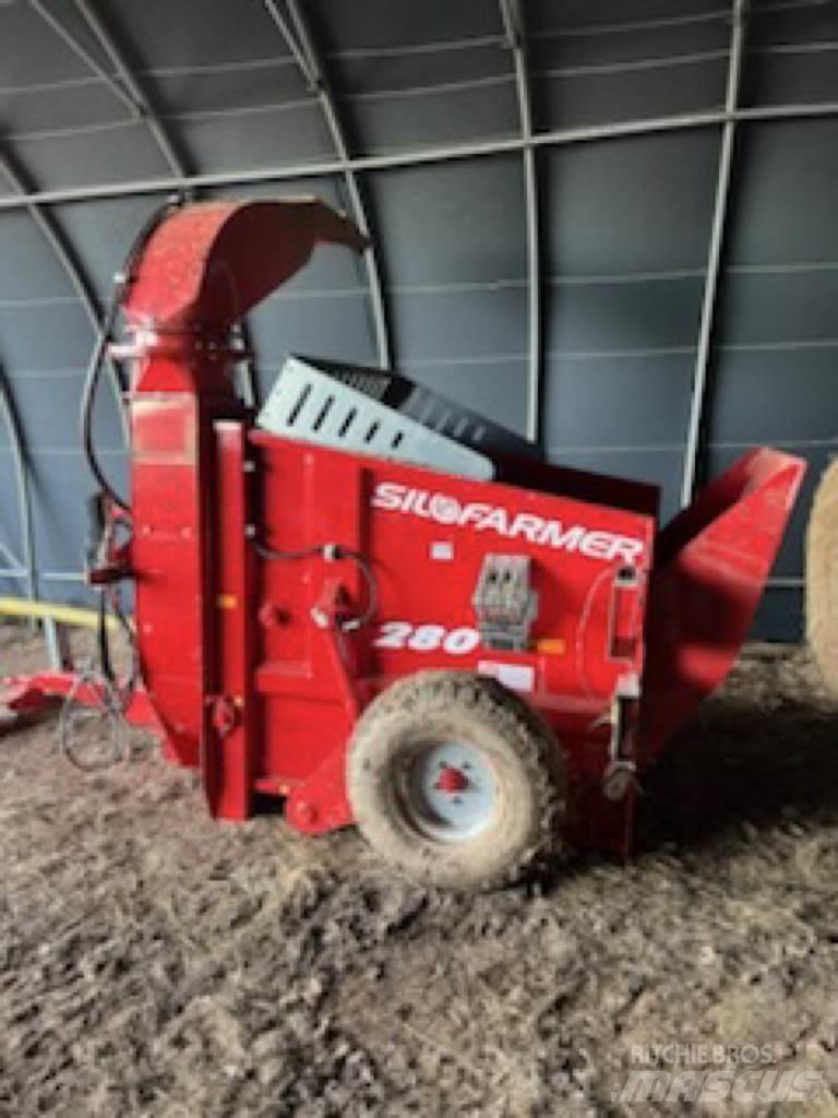 Silofarmer P 280 Balenhakselaars, -snijders en -afwikkelaars