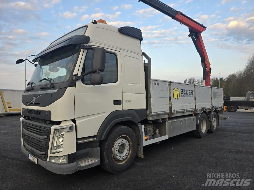 Volvo FM 330 Vlakke laadvloer met kraan