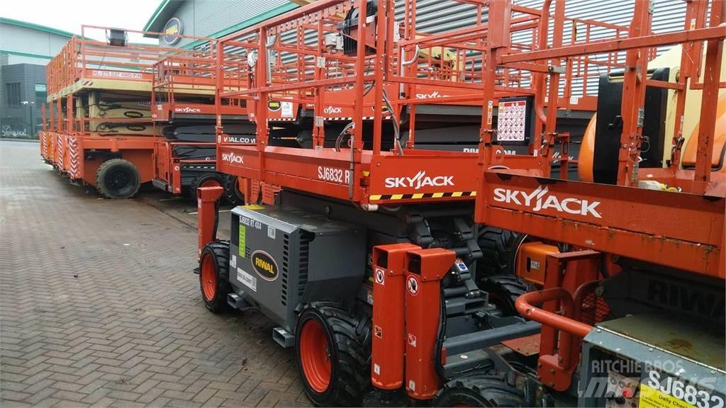 SkyJack 6832RT Schaarhoogwerkers