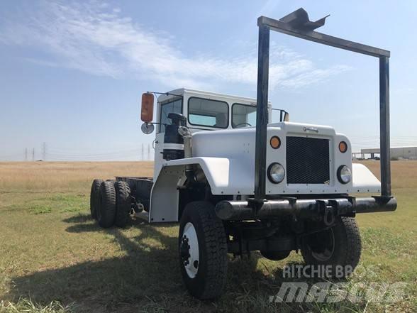 Diamond T M13 Chassis met cabine