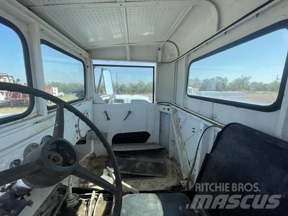 Diamond T M13 Chassis met cabine