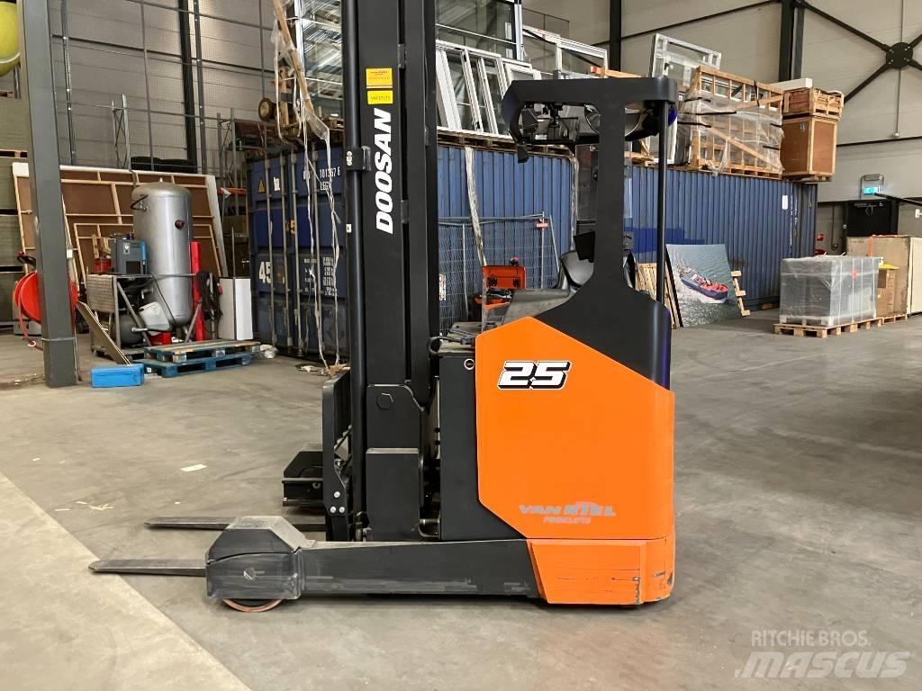 Doosan BR25JW-9 Reachtruck voor hoog niveau