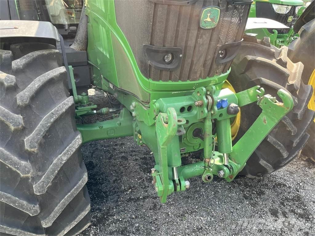 John Deere 6210R Tractoren