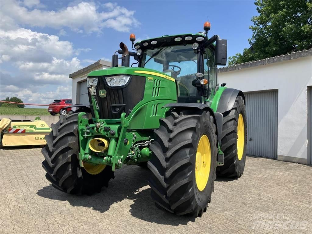 John Deere 6215R Tractoren