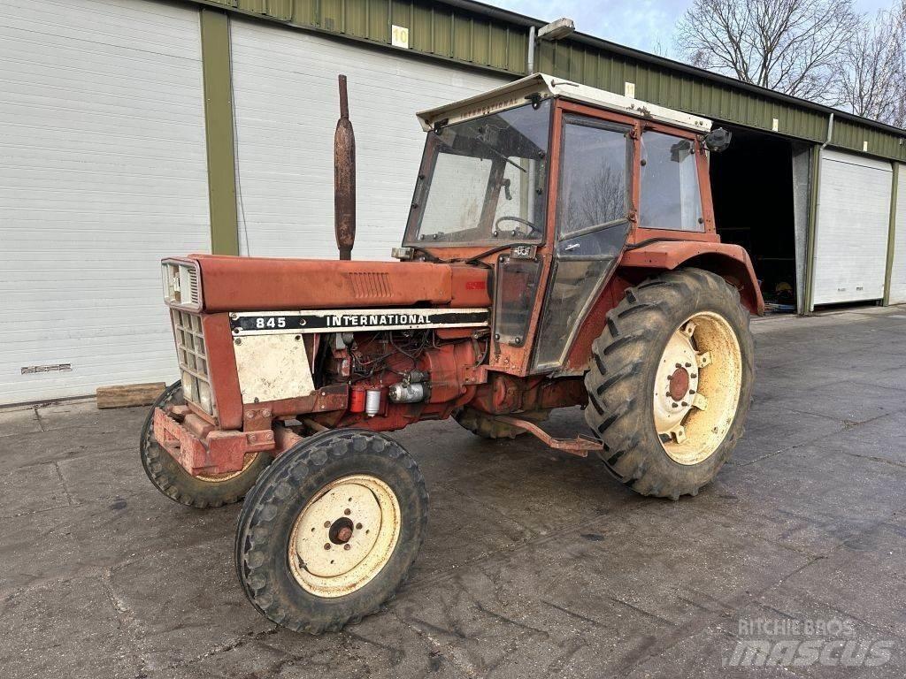 International 845 Tractoren
