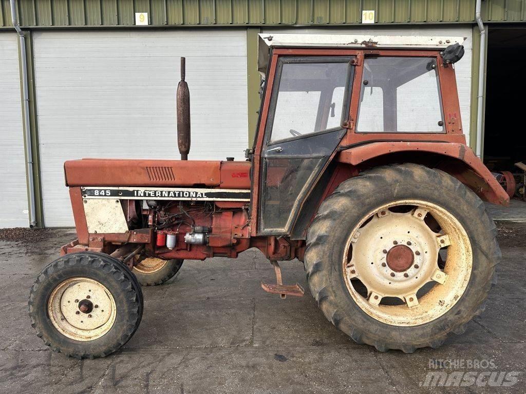 International 845 Tractoren