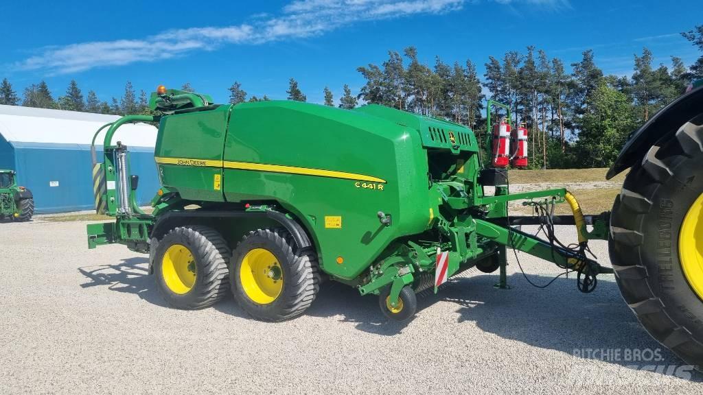John Deere C441R Ronde-balenpersen