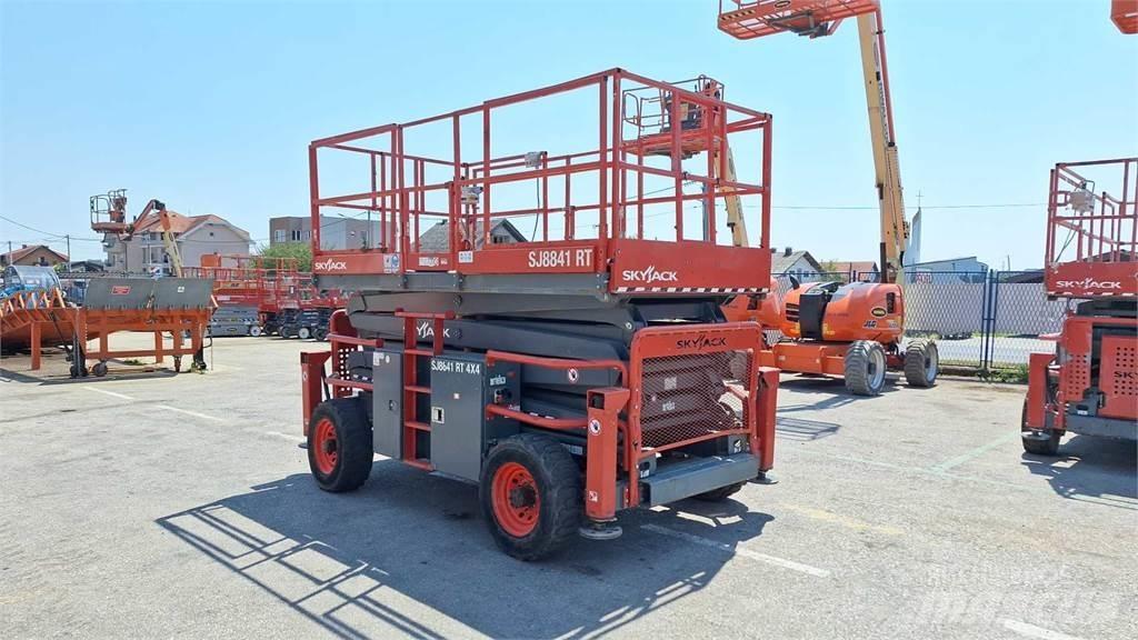 SkyJack 8841RT Schaarhoogwerkers