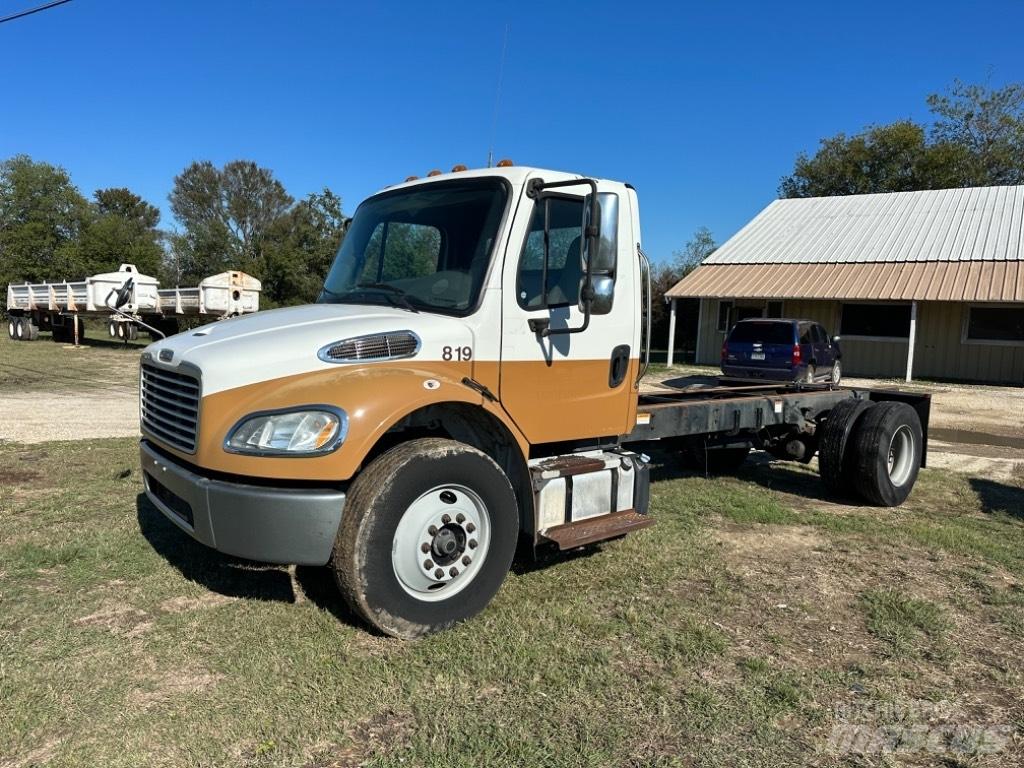 Freightliner M 106 Chassis met cabine