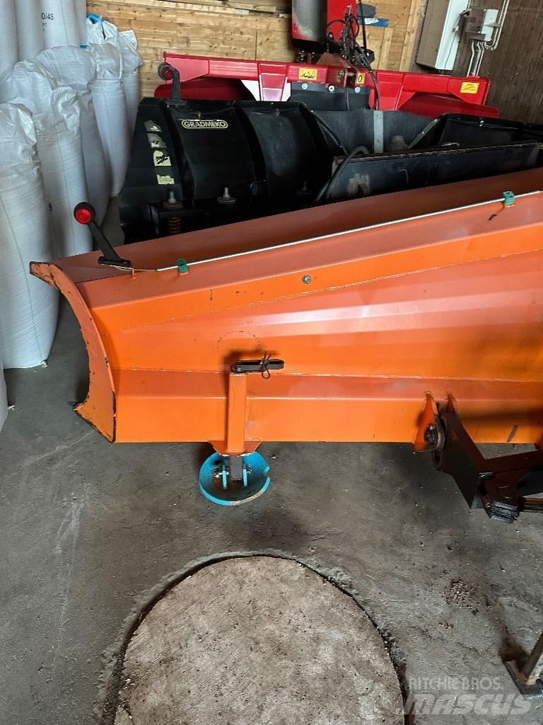 FMG AA 300 Sneeuwschuivers en -ploegen