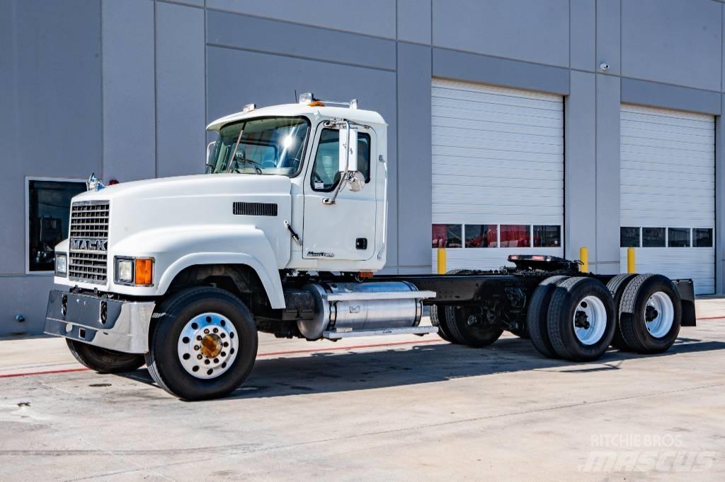 Mack CHN 613 Trekkers