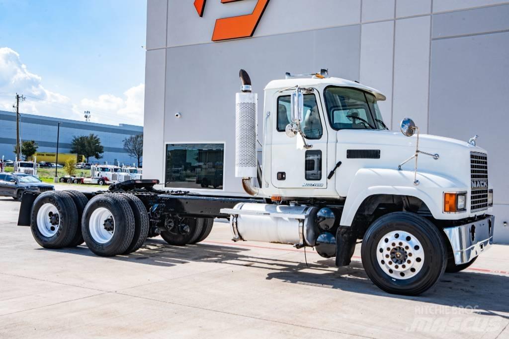 Mack CHN 613 Trekkers