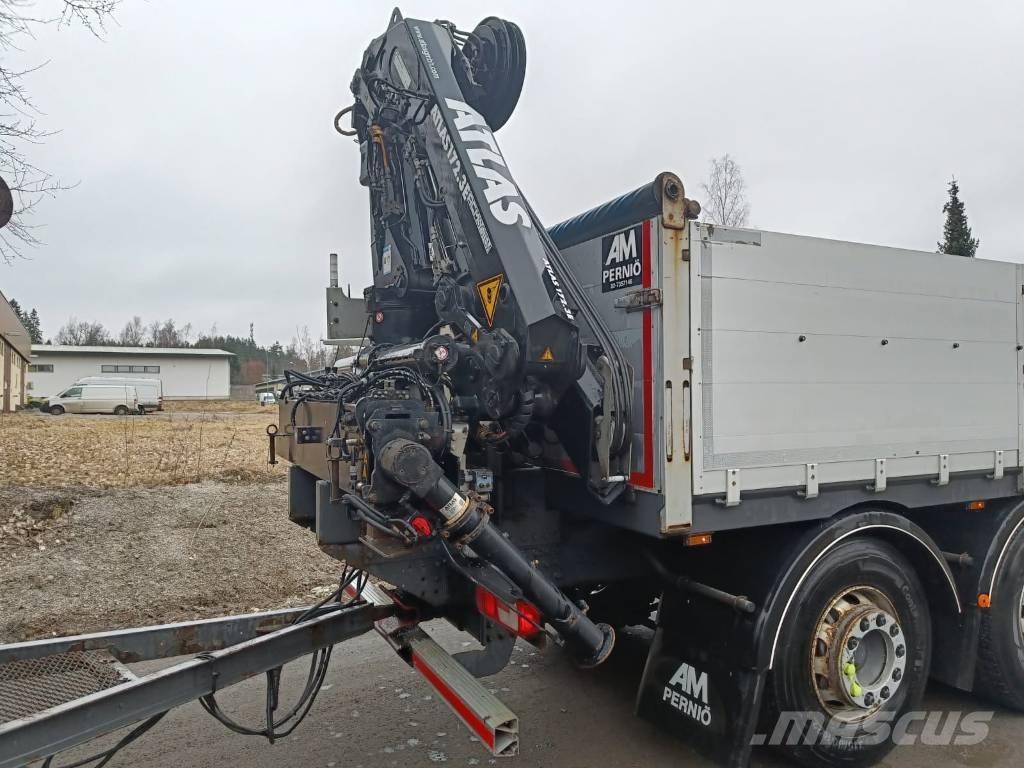 DAF XF 530 FAW Vlakke laadvloer met kraan