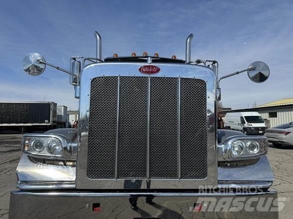 Peterbilt 389 Trekkers