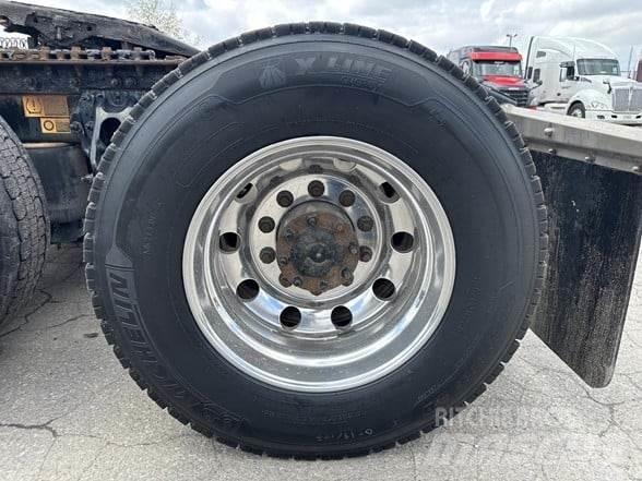 Peterbilt 579 Trekkers