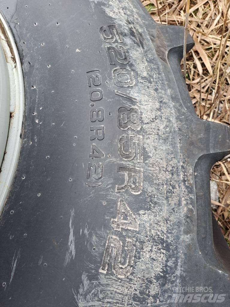  Paripyörät 520/85R42 Banden, wielen en velgen