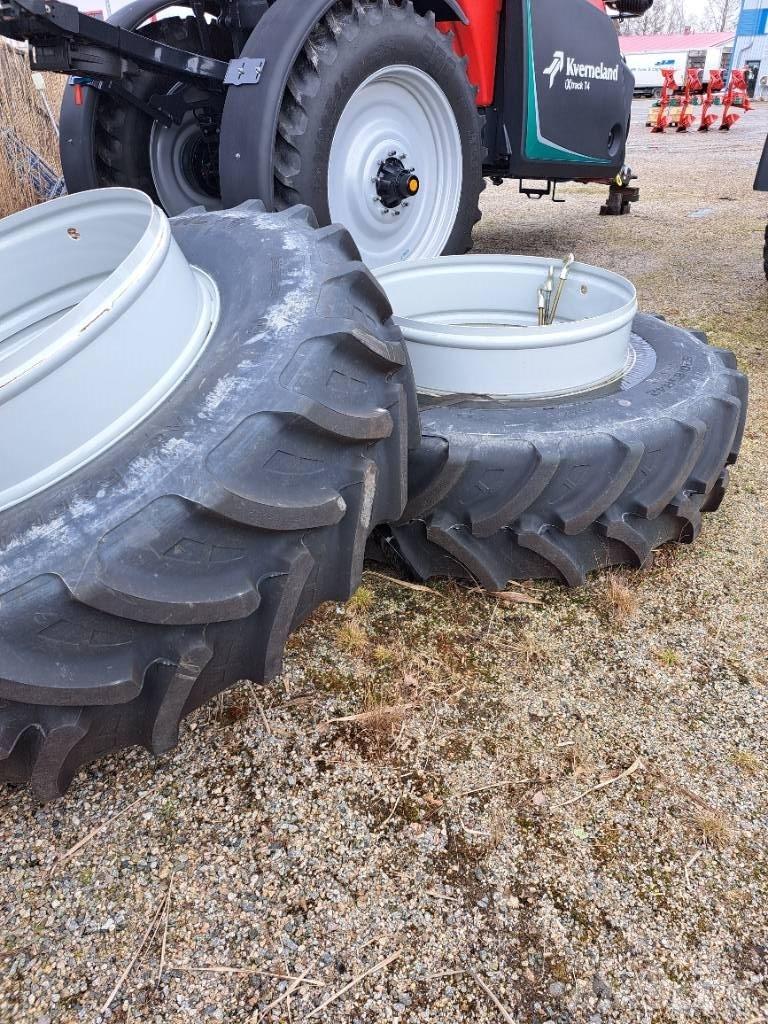  Paripyörät 520/85R42 Banden, wielen en velgen