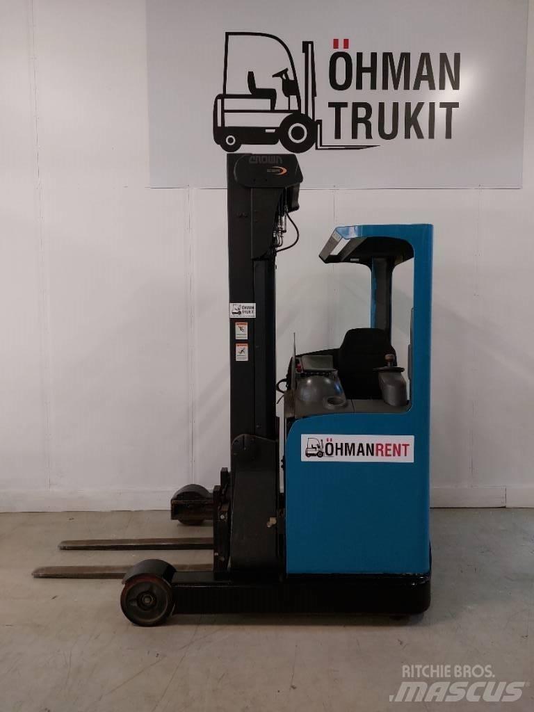 Crown ESR 4500 Reachtruck voor hoog niveau