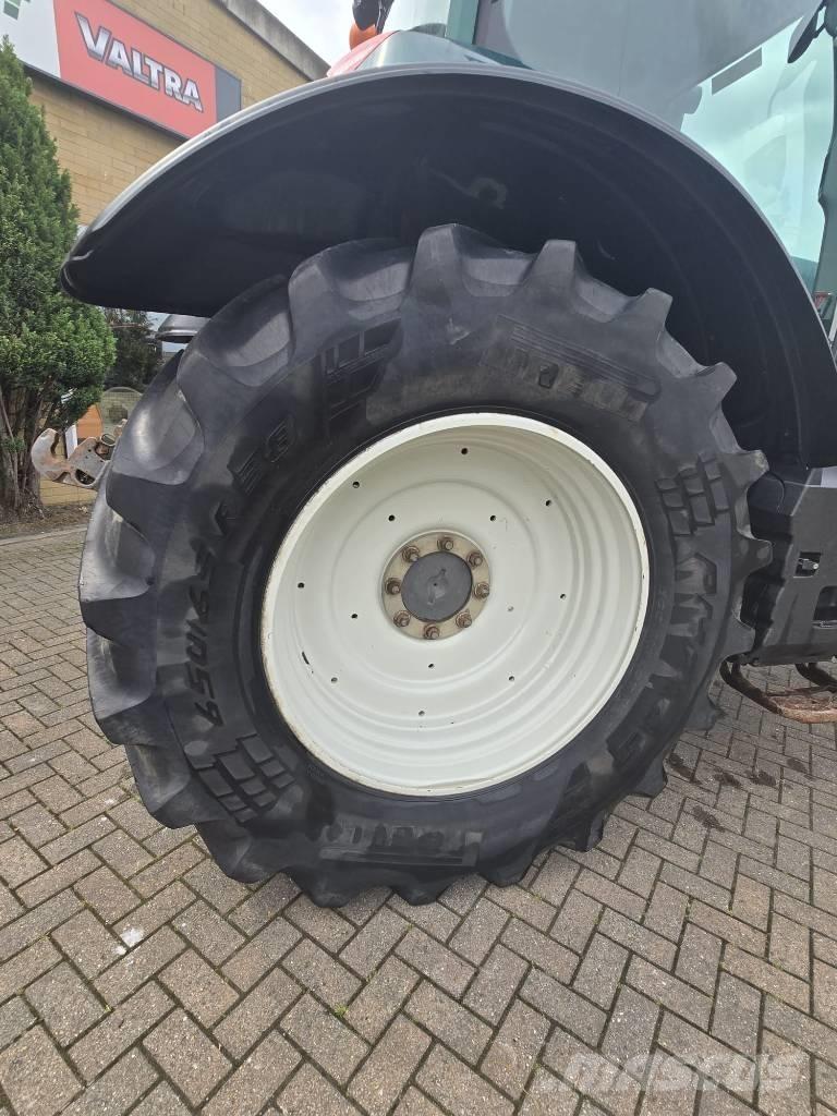 Valtra T 174 Tractoren