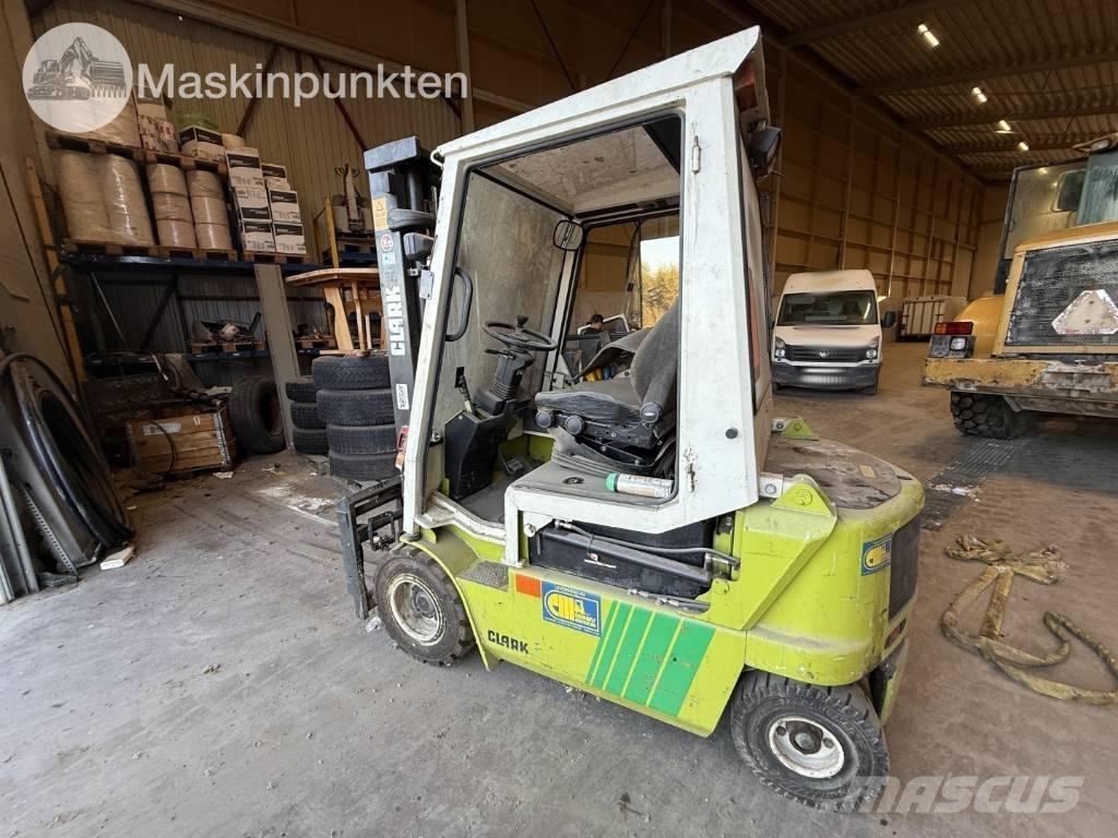 Clark CEM 25 Diesel heftrucks