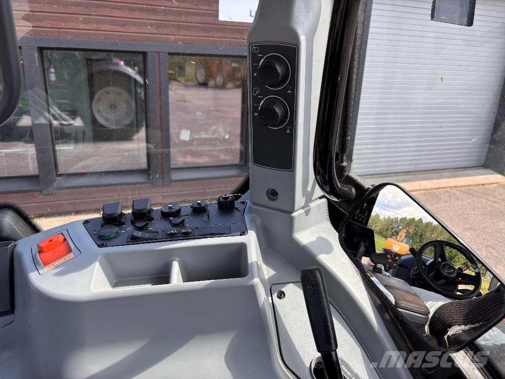 Valtra T 215 Versu Tractoren