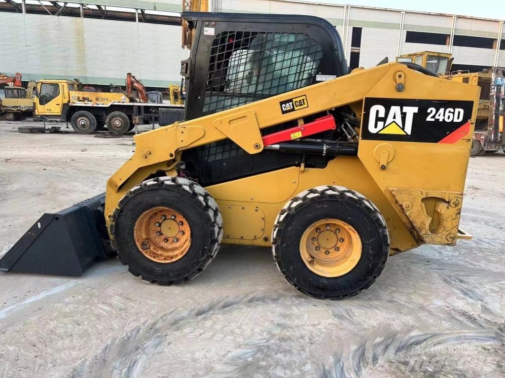 CAT 246 D Schrankladers