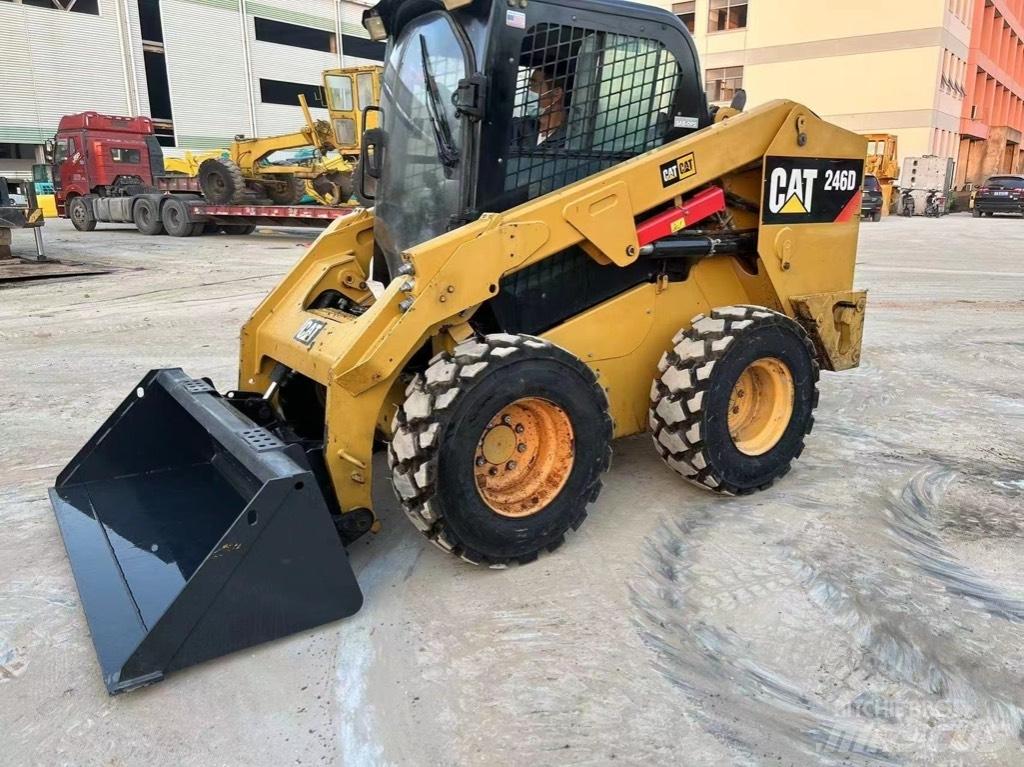 CAT 246 D Schrankladers